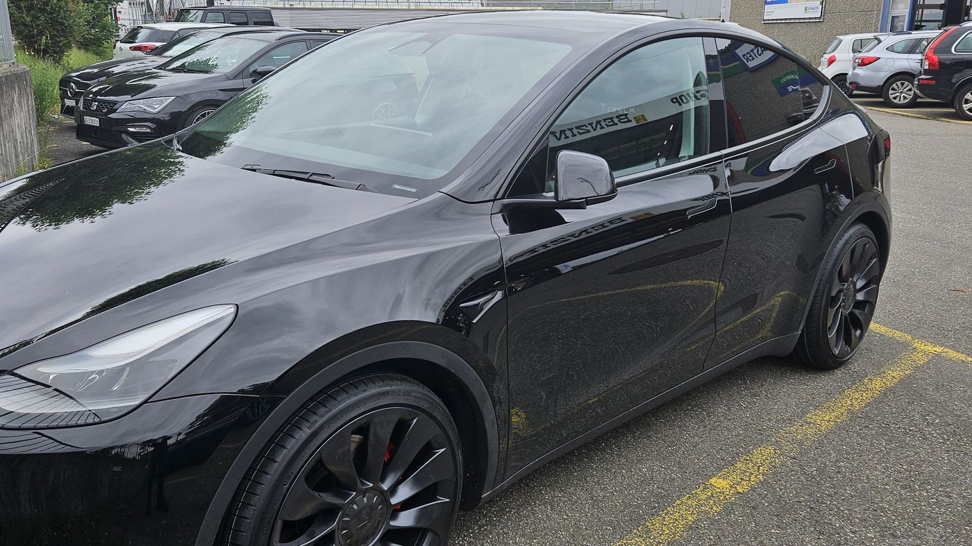 Tesla Model Y nach dem Reifenwechsel beim örtlichen Reifenhändler